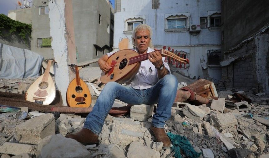 Gazzeli sanatçı Ebu Şaviş, müzik aletlerini onararak savaşla kırılan umutları yeşertiyor