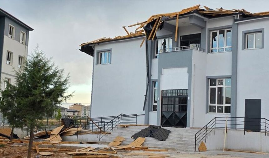 Hatay'da Fırtına Bir Anda Bastırdı: Çatılar Uçtu, Hasar Oluştu!