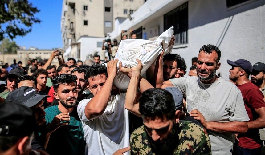 İsrail, Gazze'de düğün davetiyesini dağıtmaya çıkan damat adayını öldürdü
