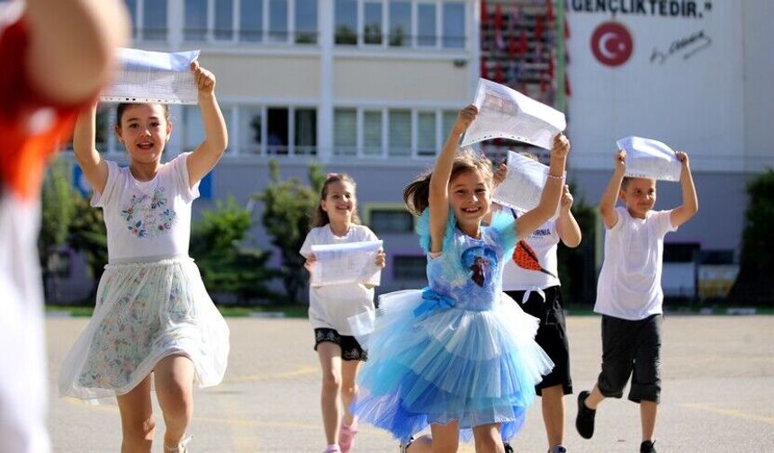 Hatay'da Okullarda Karne Günü! Yaz Tatili Başladı