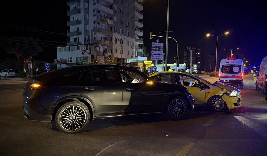 Mersin'de otomobille çarpışan taksideki 2 kişi yaralandı