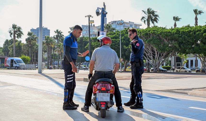 Mersin'de yürüyüş ve bisiklet yollarında motorlu araç kullanan kişilere ceza