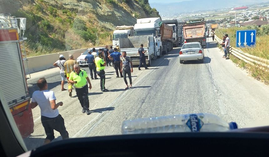 Narlıca Yolunda Korkutan Kaza: TIR ile Hafif Ticari Araç Çarpıştı