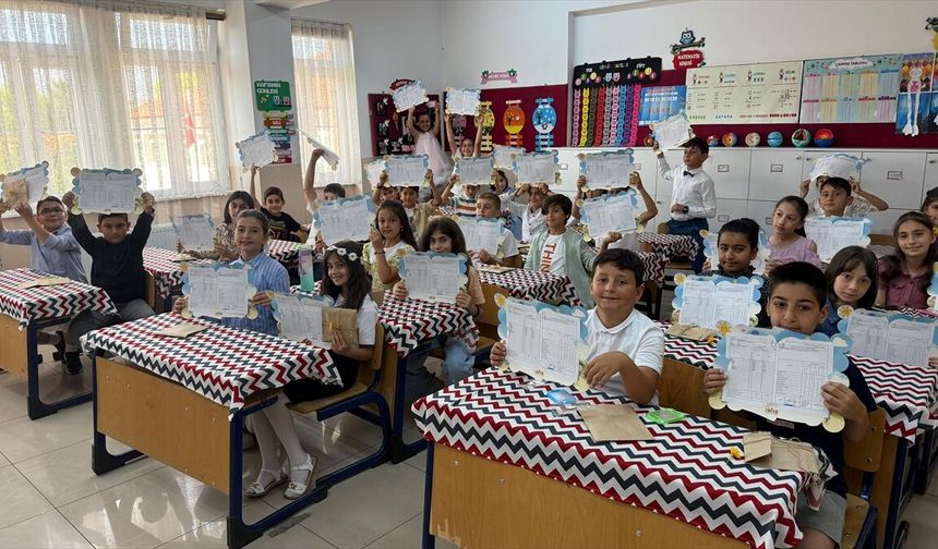 Okullarda Yarın Yaklaşık 18 Milyon Öğrenci İçin 'Karne Zili' Çalacak