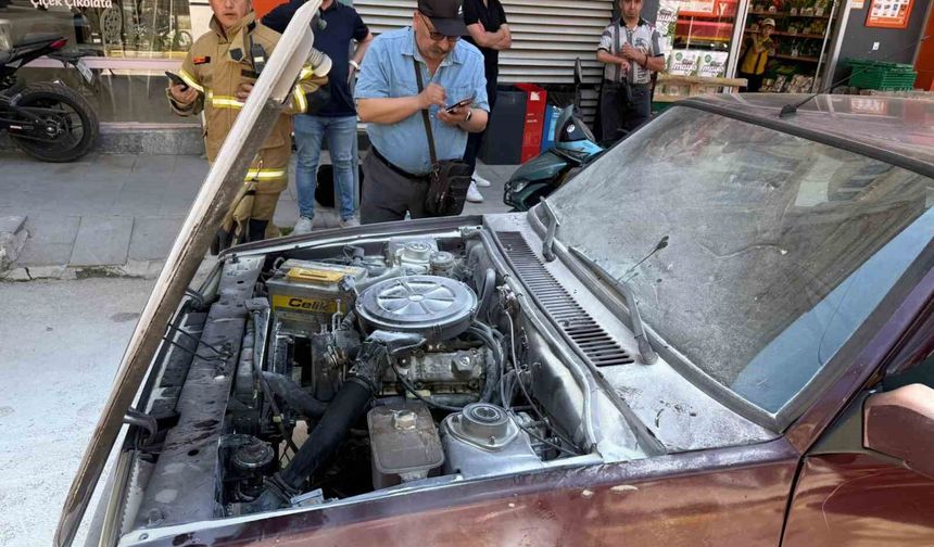 Tofaş aracın motor kısmında çıkan yangın büyümeden söndürüldü