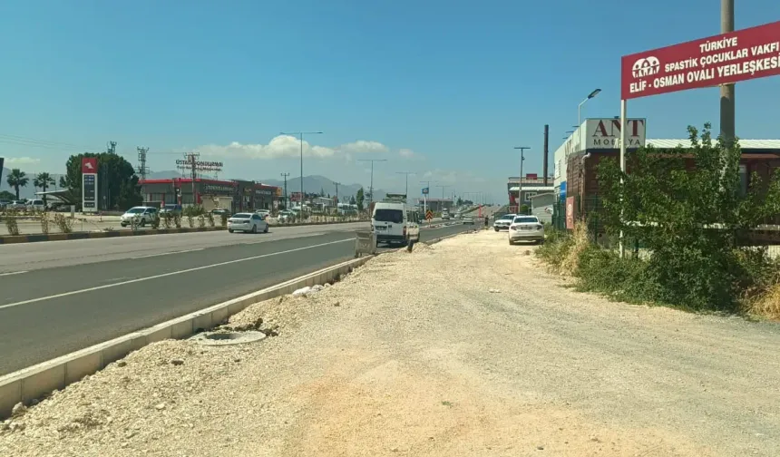 Antakya'da Vicdanları Sızlatan Yol Sorunu: Engelli Vatandaşları Esnaf Taşıyor!