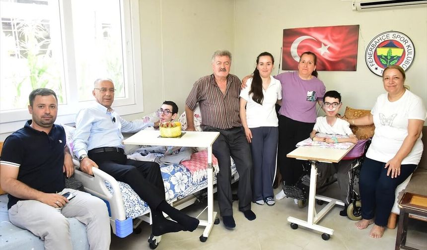 Hatay'da DMD hastası Ali Bağdadi'nin 26. yaş günü kutlandı