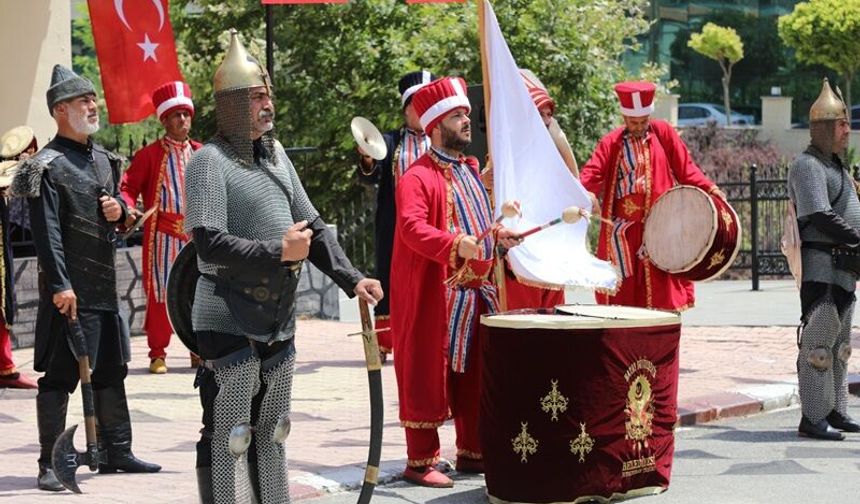 Altınözü’nde Mehter Coşkusu: Marşlar Meydanda Yankılandı