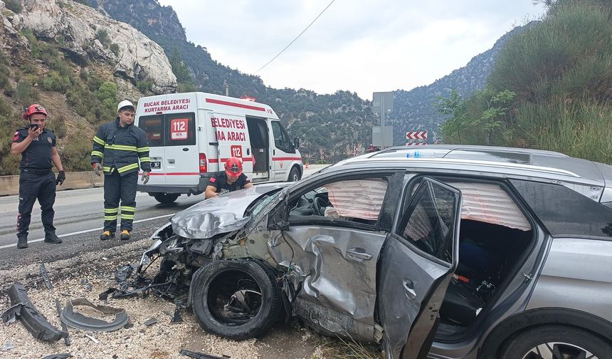 Burdur'da kamyonetle çarpışan otomobildeki 4 kişi yaralandı