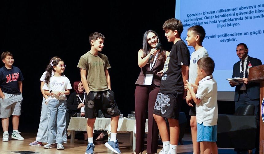 Isparta'da aile iletişimi ve dijital güvenlik söyleşisi yapıldı