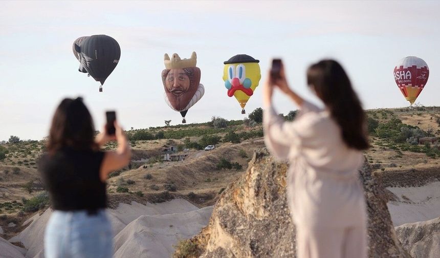 Kapadokya Balon Festivali, 30 figürlü balonun gösteri uçuşuyla başladı