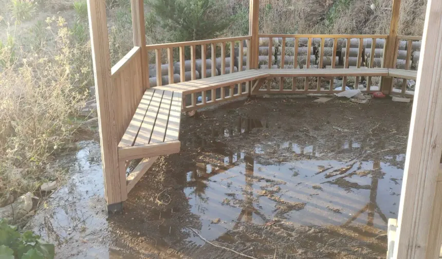 Antakya'da Çocuk Parkı Lağım İçinde: 3 m. Açık Kanal İse Tehlike Saçıyor!