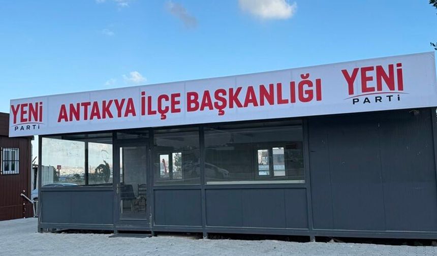 YENİ Parti İlk Tabelayı Yıkımın Simgesi Antakya’ya Astı!