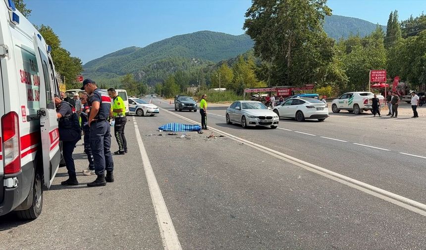 Antalya'da hafif ticari araçla minibüs çarpıştı, 2 kişi öldü, 4 kişi yaralandı