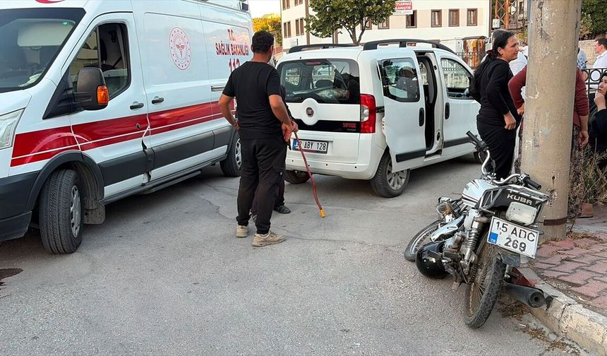 Burdur'da hafif ticari araç ile motosikletin çarpıştığı kazada 2 kişi yaralandı