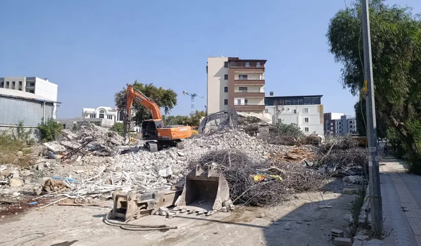 Defne’de Yıkılan Binanın Enkazı Yerinde Ayrıştırılıyor: Vatandaş Şikayetçi!