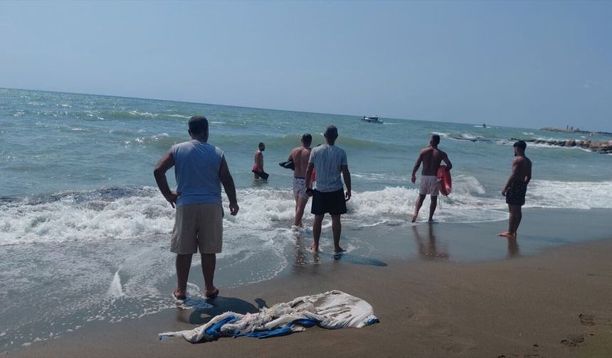 Hatay'da denize giren çocuk kayboldu