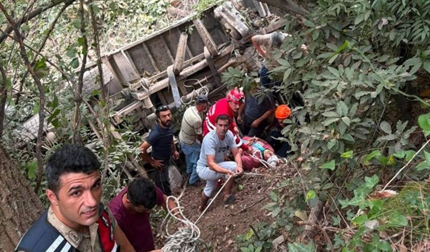 Hatay’da Uçuruma Devrilen Kamyondaki 2 Kişi Böyle Kurtarıldı