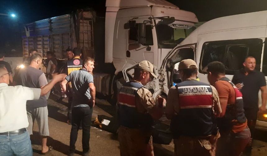 Hatay'da Can Pazarı, Servis Minibüsü İle Tır Çarpıştı: 1 öldü, 14 Yaralı