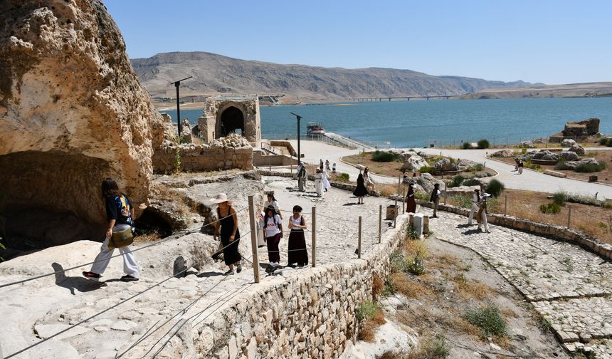 Kamp için Hasankeyf'e gelen gençler yörenin tarihi ve doğal güzelliklerine hayran kaldı