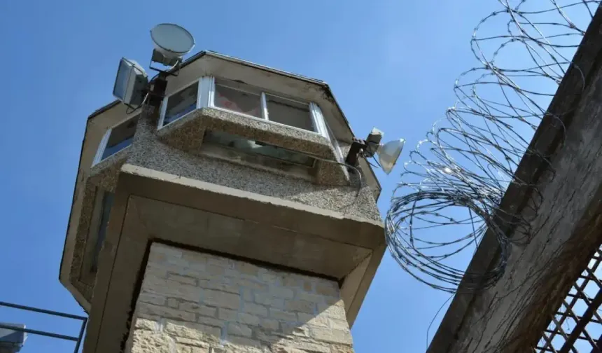Cezaevinde Alarm Veren İddialar: Mahkûmlar Yerde Yatıyor, Haftalardır Su Akmıyor!