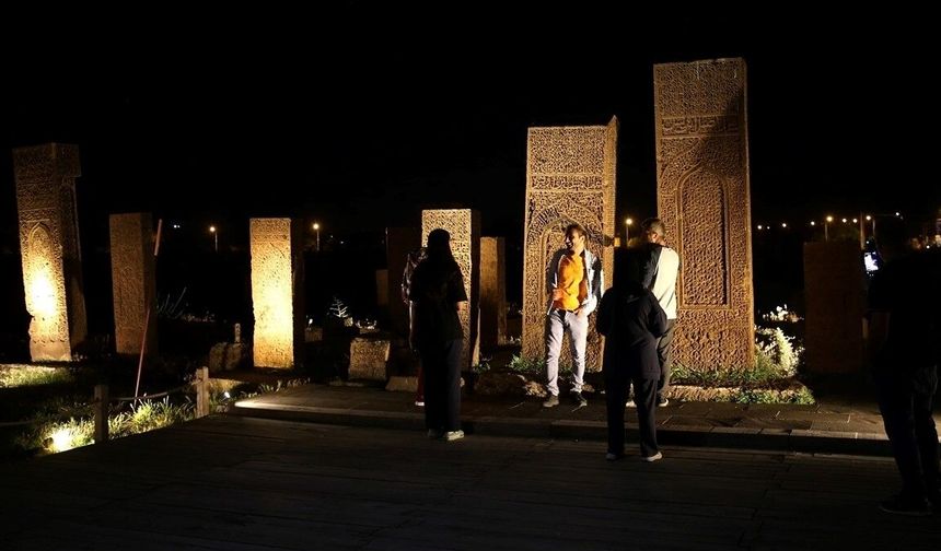 Selçuklu Meydan Mezarlığı'ndaki asırlık taşlar akşam da ziyaretçi çekiyor