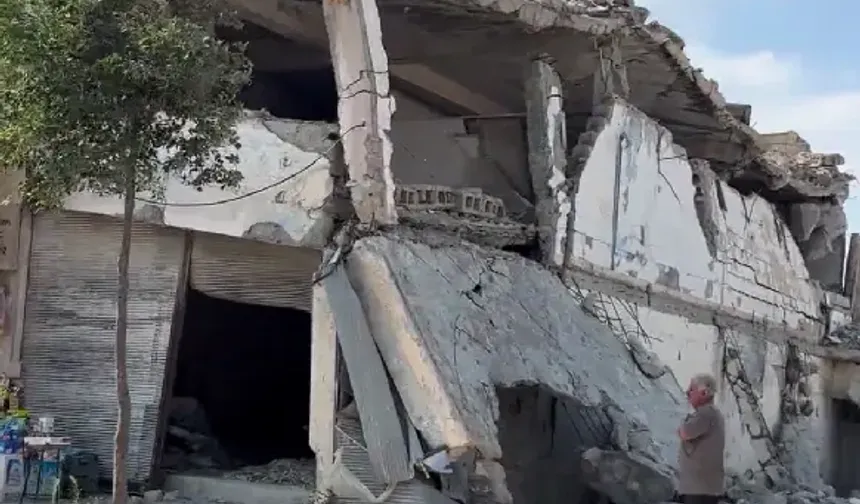 Antakya’nın Merkezinde Büyük Tehlike: Esnaf Hasarlı Binada Faaliyetini Sürdürüyor
