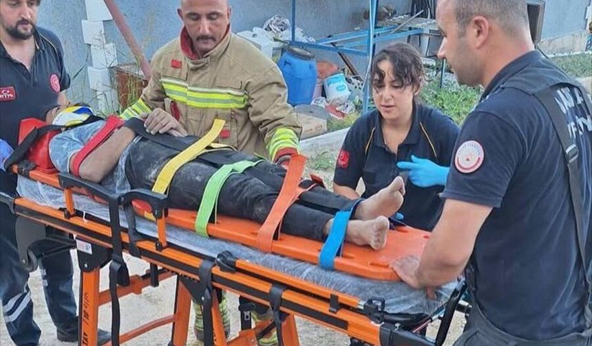 Hatay'da devrilen traktörün altında kalan 3 kişi yaralandı