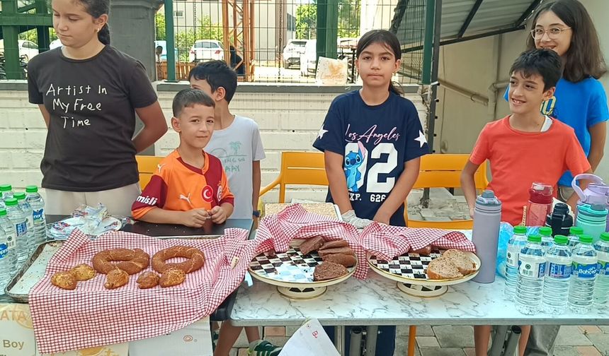 Adana'da çocuklar, yangından etkilenenler için topladıkları parayı kaymakama teslim etti