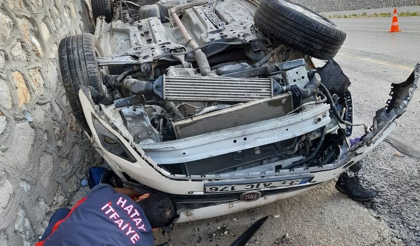 Antakya–Yayladağı yolunda kaza: Otomobil ters döndü