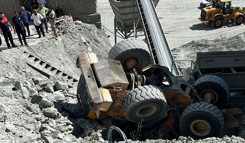 Antakya’da taş ocağında iş makinesi devrildi: Operatör hayatını kaybetti