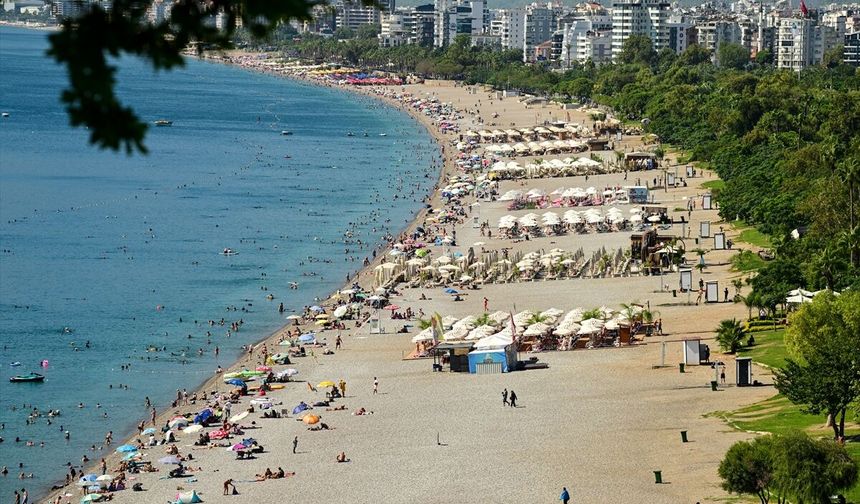 Antalya'da sıcak hava nedeniyle sahillerde yoğunluk yaşandı