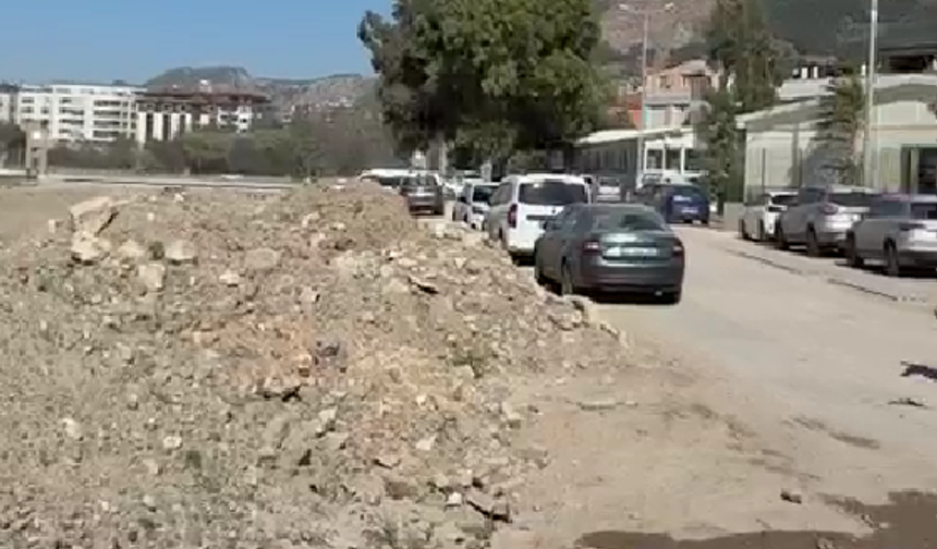 Defne Sümerler’de Moloz Tepkisi: Trafik ve Park Sorunu Büyüyor