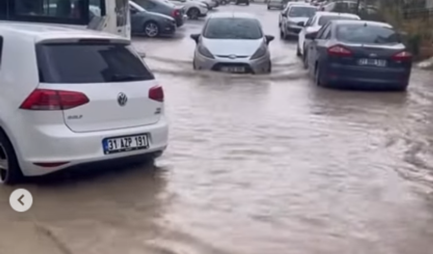 Hatay Dikmece’de Yollar Göle Döndü, Elektrik Direkleri Devrildi