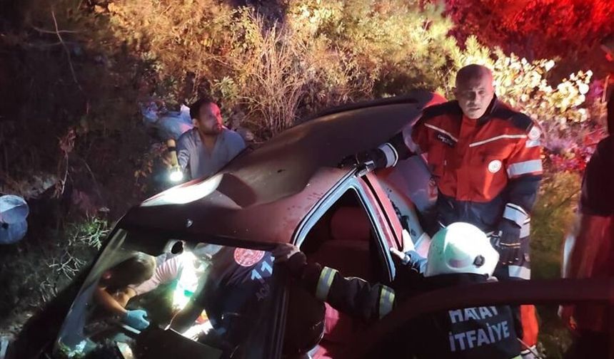 Dörtyol’da Otomobil Menfeze Devrildi: 4 Yaralı!