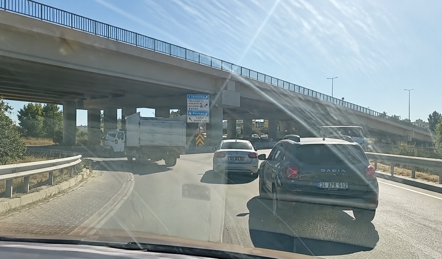 Okullar Açıldı, Trafik Kilitlendi: Servis Şoförlerinden Honda Kavşağı Çağrısı!
