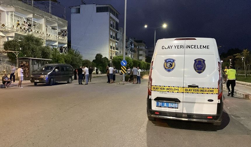 İskenderun’da Geri Manevra Faciası: 71 Yaşındaki Kadın Ağır Yaralandı