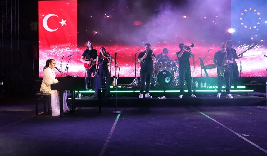 Karsu, Hatay'da AB'nin dayanışma konserinde sahne aldı