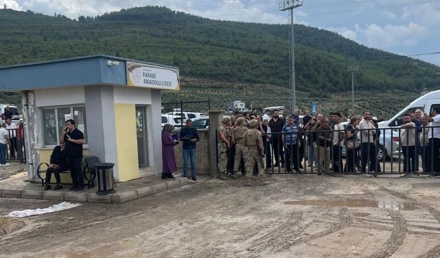 Okul Bahçesinde Öğretmene Silahlı Saldırı!