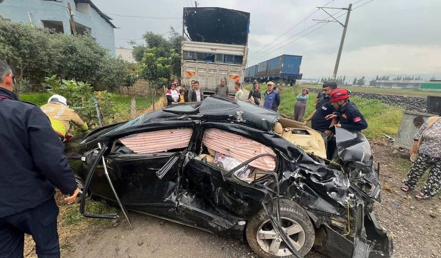 Hatay’da Hemzemin Geçitte Yük Treni Otomobile Çarptı: 2 Ağır Yaralı