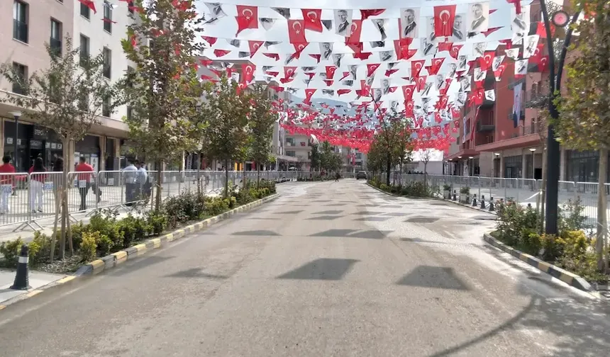 Hatay’ın Caddeleri Bayraklarla Donatıldı