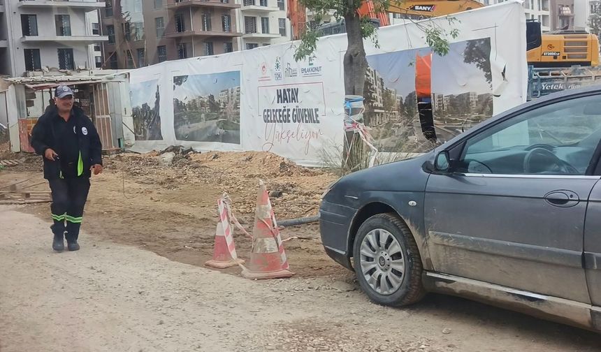 Hatay’da Brandalı Çözüm Bitmiyor: Sorunlar Halı Altına, Çukurlar Branda Arkasına