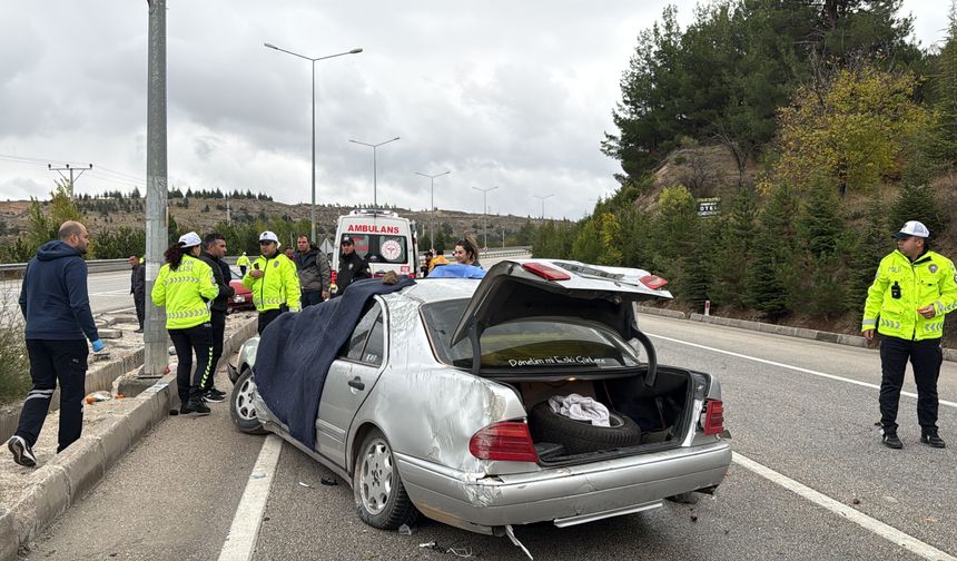 Burdur'da bariyere çarparak devrilen otomobilin sürücüsü öldü, 4 kişi yaralandı