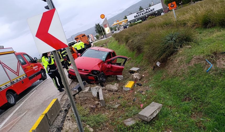 Burdur'da otobüs ile otomobilin çarpıştığı kazada 2 kişi yaralandı