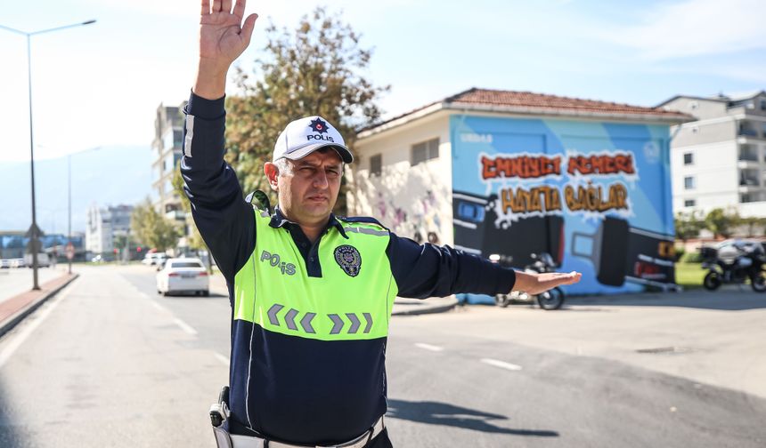 Bursa'da emniyet kemerine dikkati çekmek için trafoya grafiti yapıldı