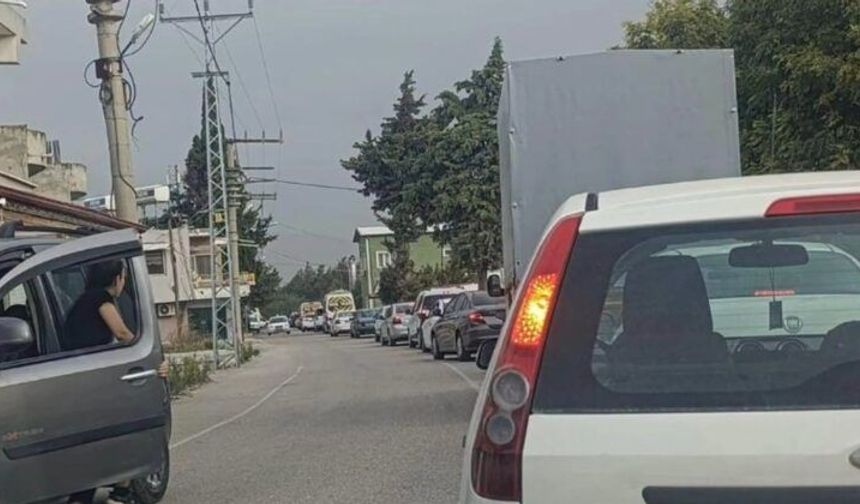 Hatay Antakya'da Trafik Çilesi: Güzelburç Mahallesi'nde Araç Kuyrukları
