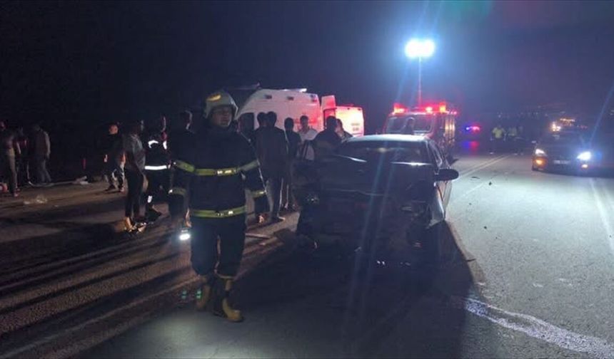 Hatay'da İki Otomobil Çarpıştı, 5 Kişi Yaralandı