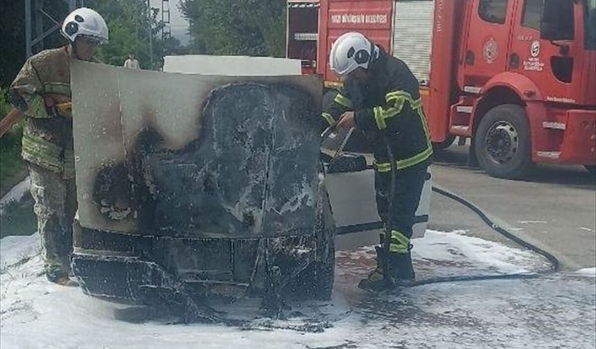 Hatay'da Seyir Halindeki Otomobilde Çıkan Yangın Söndürüldü