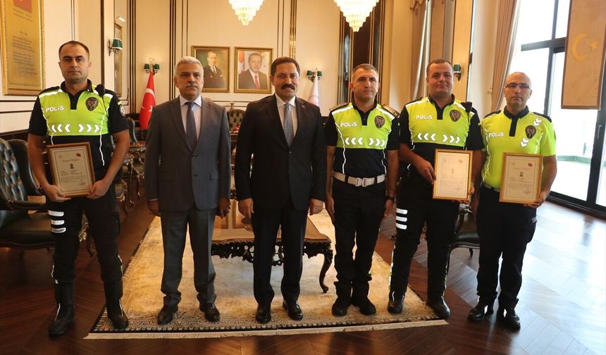 - Hatay’da Bir Bebeğin Yardımına Koşan Polislere Başarı Belgesi