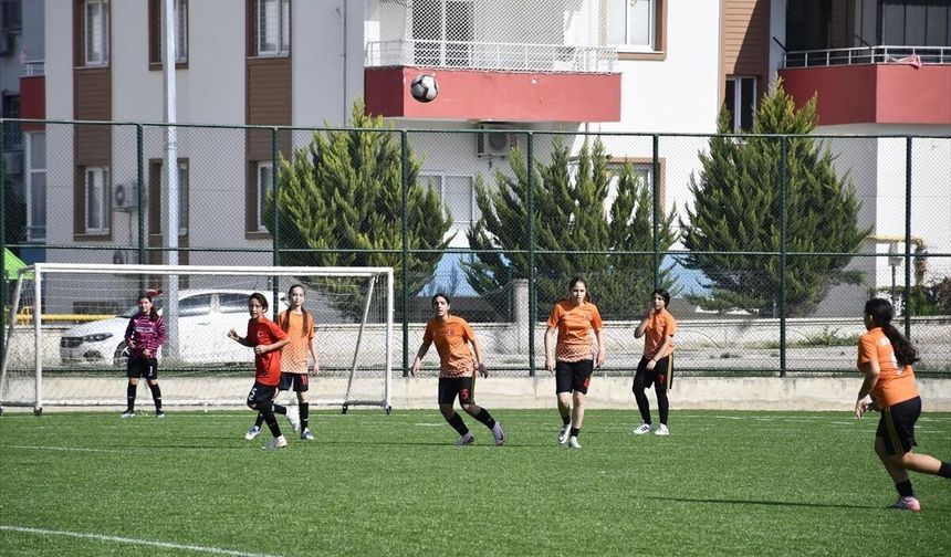 Osmaniye'de kız çocukları arasında futbol maçı düzenlendi